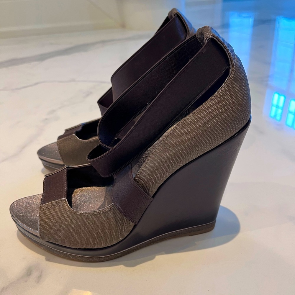 Elie Tahari size 9 wedge shoe